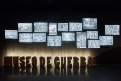 Vista del muntatge fotogràfic del «Museo de Guerra» del Tibidabo