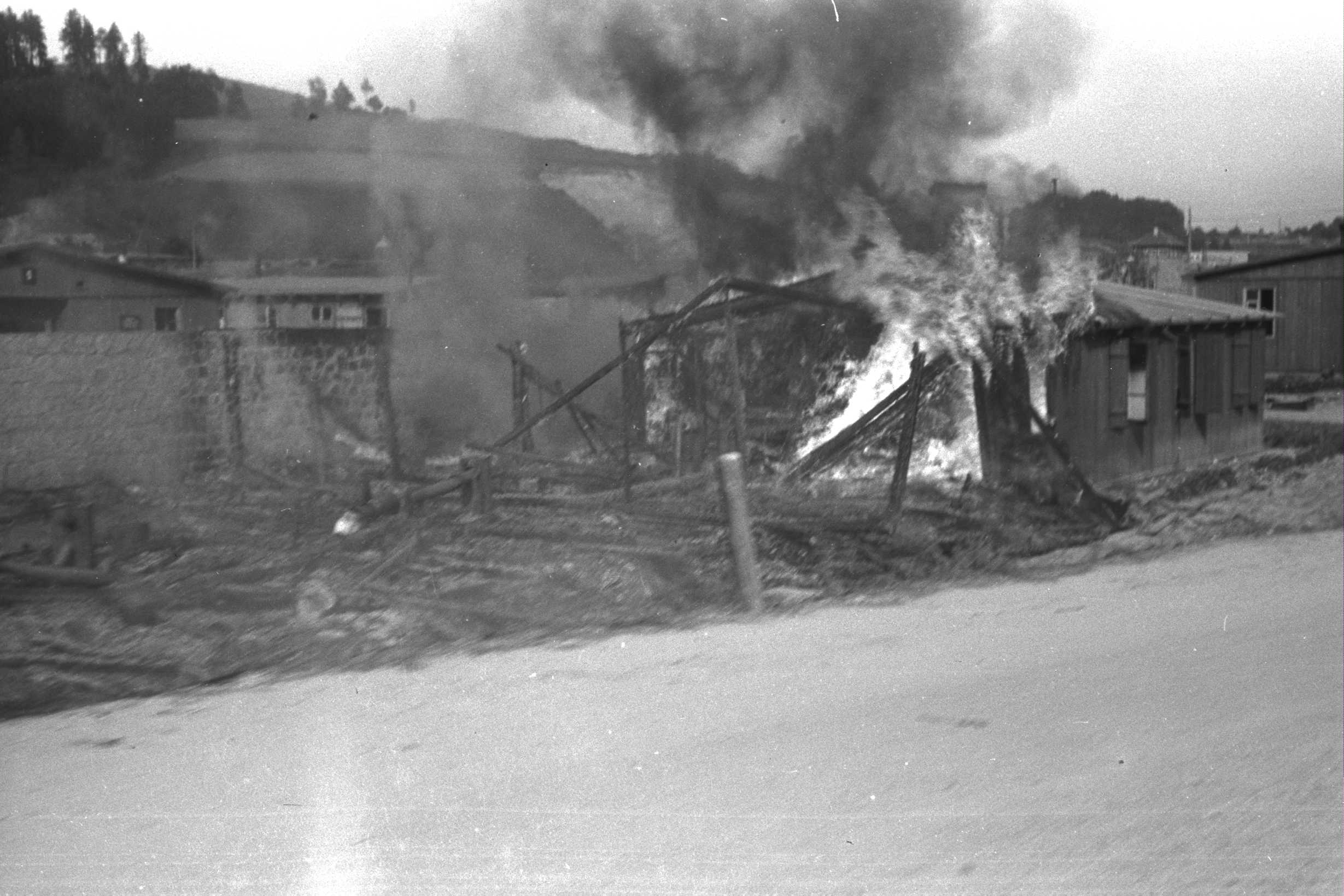 Barracó del camp rus, a Mauthausen, fotografiat mentre cremava