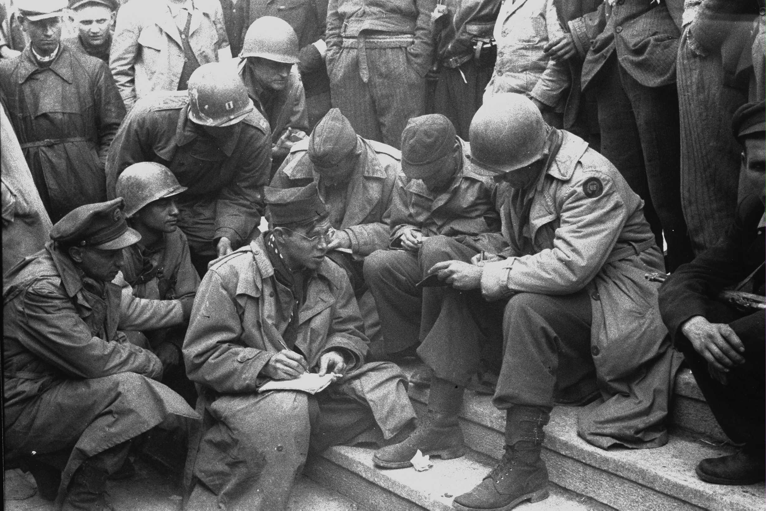 Corresponsals de l'exèrcit nord-americà prenent notes de les explicacions donades pel tinent Taylor, pres a Mauthausen (segon per la dreta)