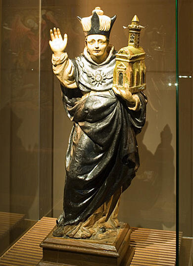 Estatua de Sant Tomàs de Aquino, dins d'una vitrina del Museu de Manresa